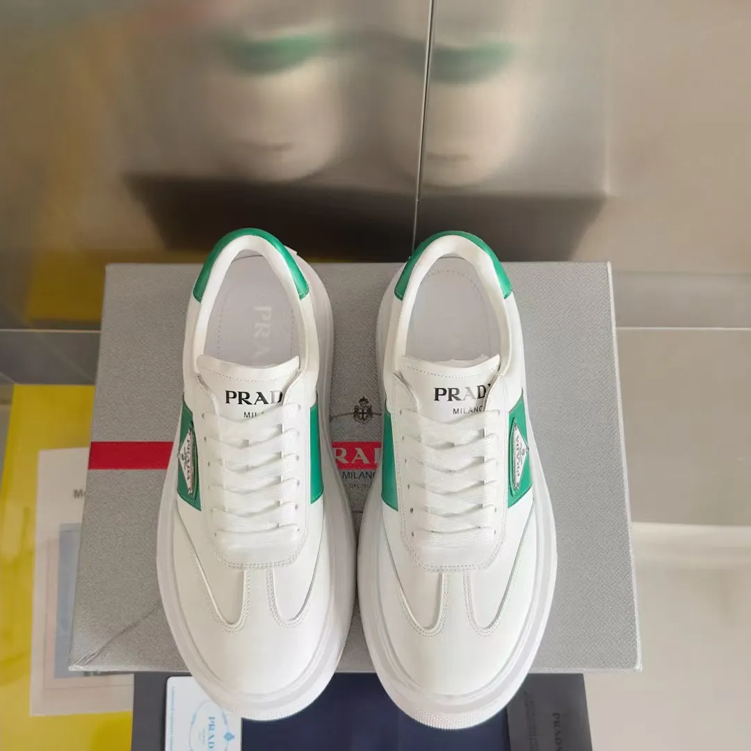 👟👟Ex-factory price 600👟👟 Couple model Prada Latest Couple model Triangle logo Thick sole Casual white shoes Sneakers Original purchase development and production This sneaker combines simple lines and distinctive details into a modern design. The leather upper presents a refined silhouette, with the Prada contrasting logo embellished on the tongue and side inserts. Exquisite packaging at the delivery counter 🛍📦 ▪️Fabric: Original custom imported cowhide material ▪️Lining: Original custom made soft sheepskin ▪️Sole: Original molded non-slip rubber outsole ▪️Sole thickness: 4CM ▪️Size: Women's 35-40 / Men's 39-45